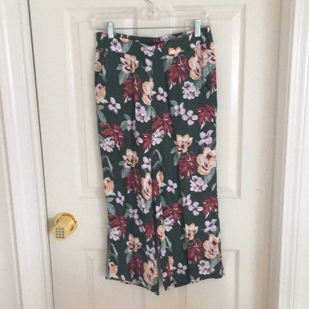 Flowered wide legged cropped pants